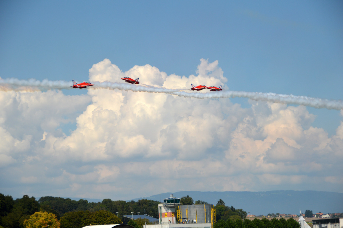 red_arrows_kreuzen.jpg